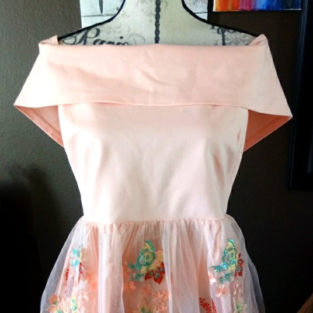 Sweet Gianni Bini embroidered dress